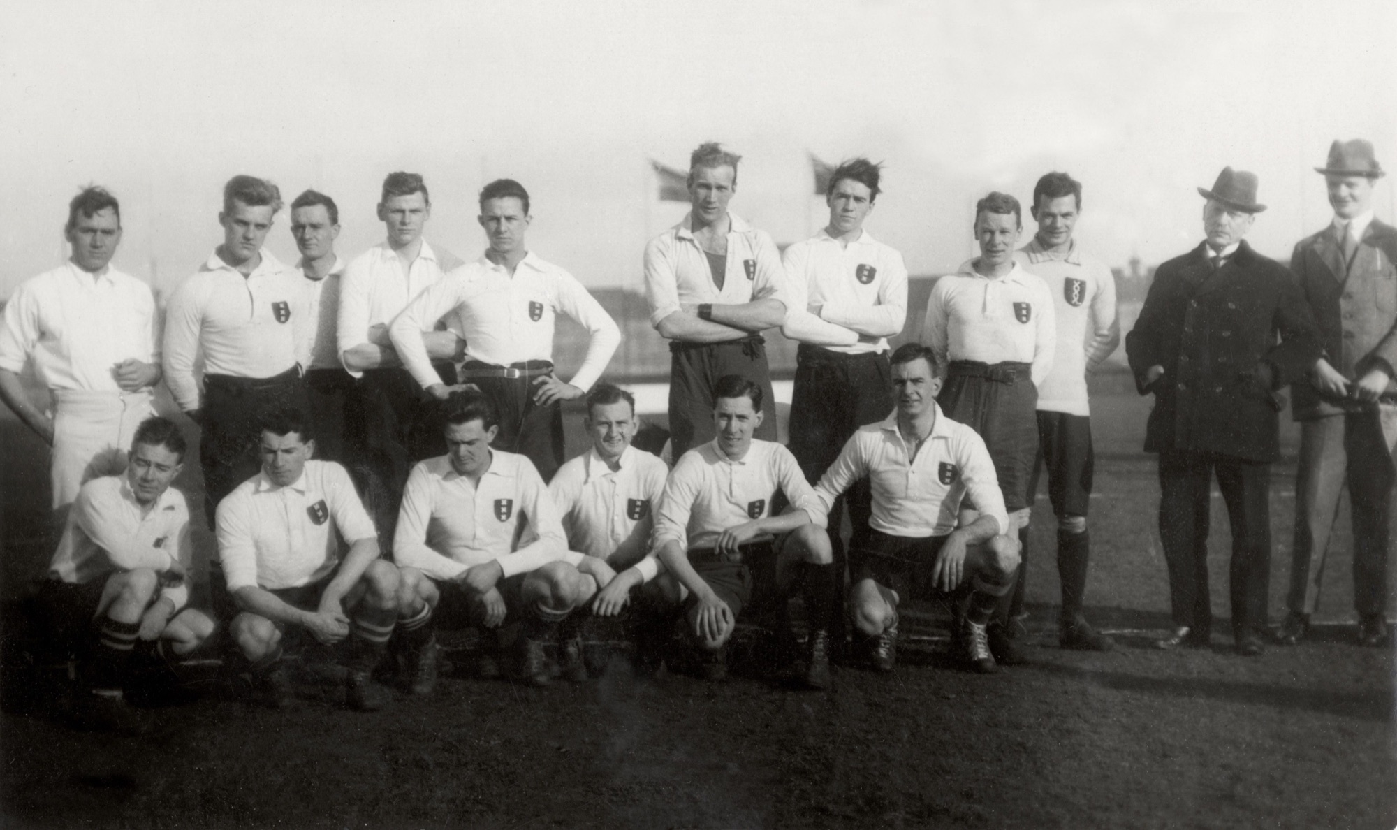 Black-and-white 1921 team portrait of the Amsterdam rugby XV, with players in light shirts arranged in two rows at Stadion Amsterdam.