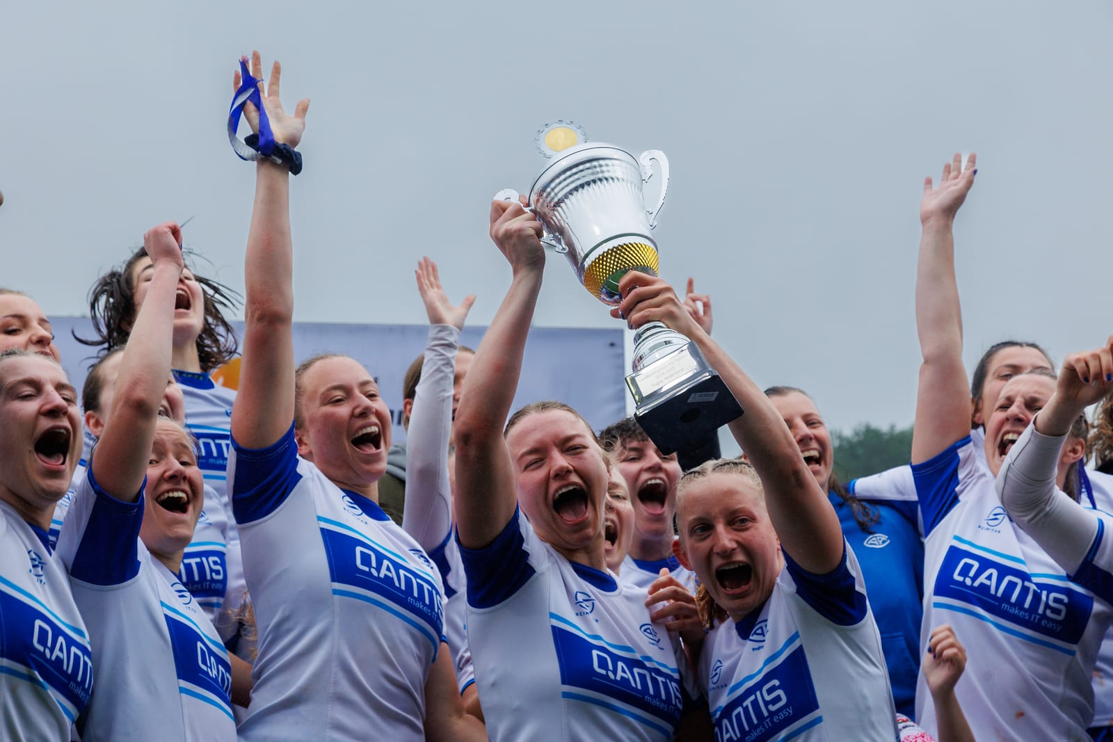 AAC women lift the Dames Ereklasse trophy at the 2024–25 final