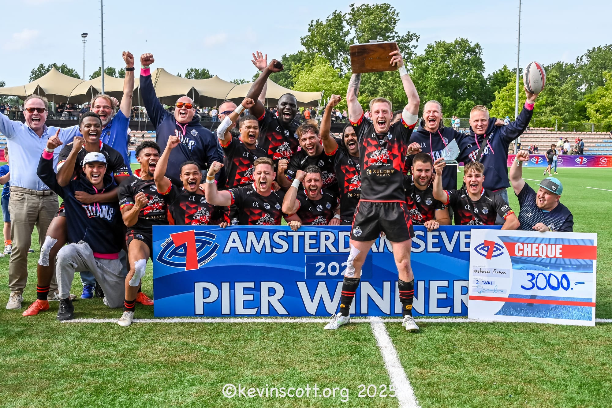 Men’s Elite Pier winners celebrating at the 2025 Amsterdam Sevens