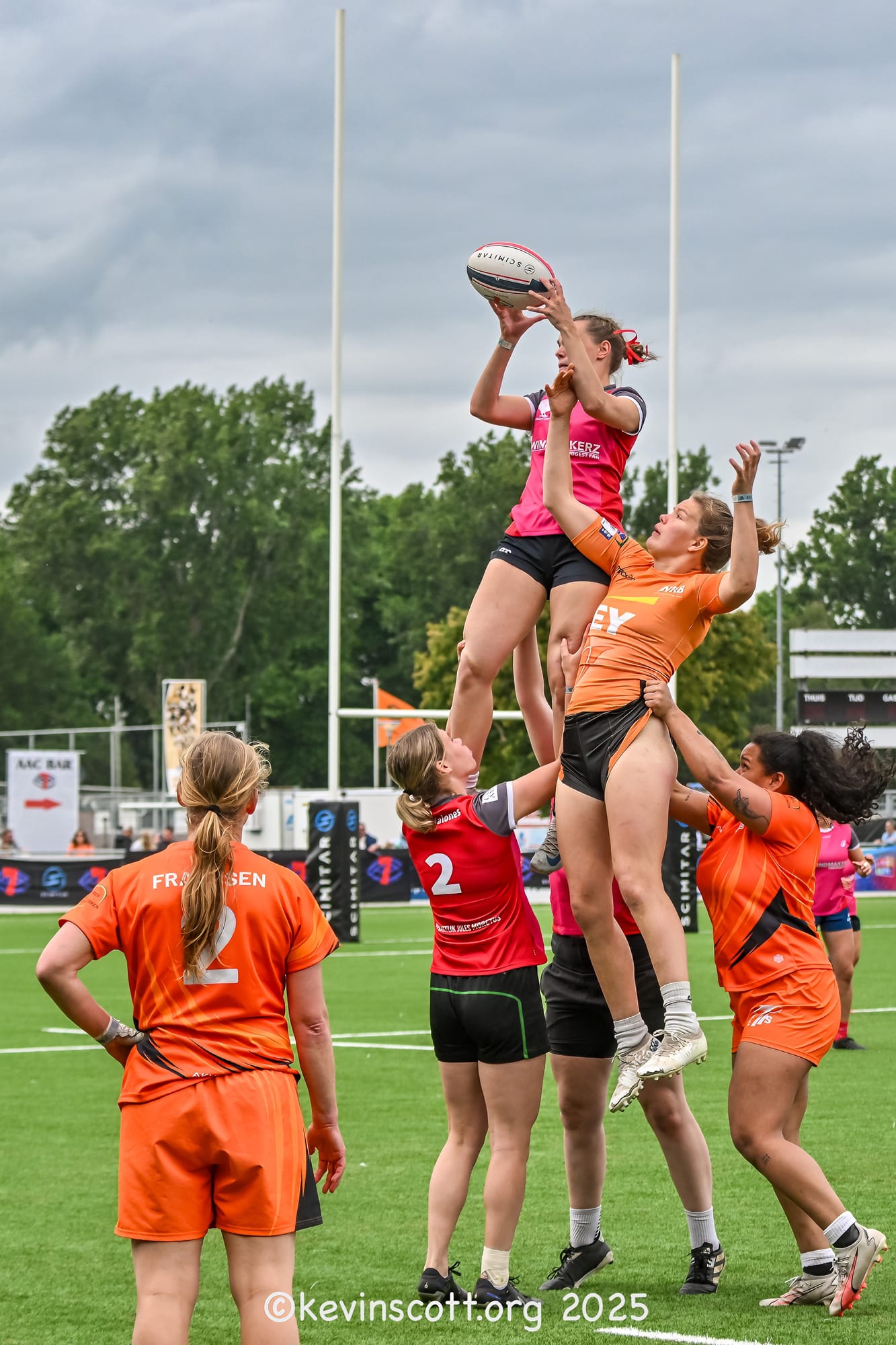 A lineout between Terrible 7s and Molly Malones at the 2025 Amsterdam Sevens