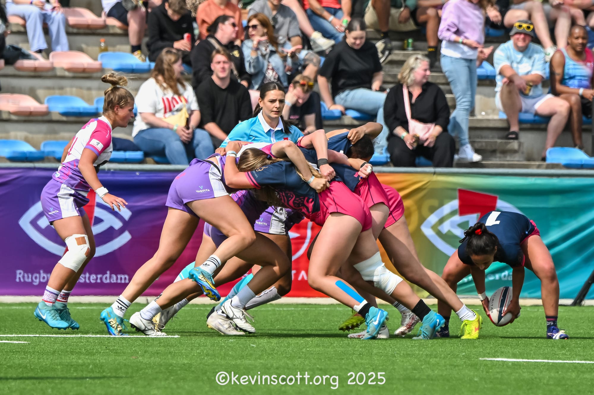 Vaquita Hammerheads and Jordan Legacy contest the breakdown at the 2025 Amsterdam Sevens