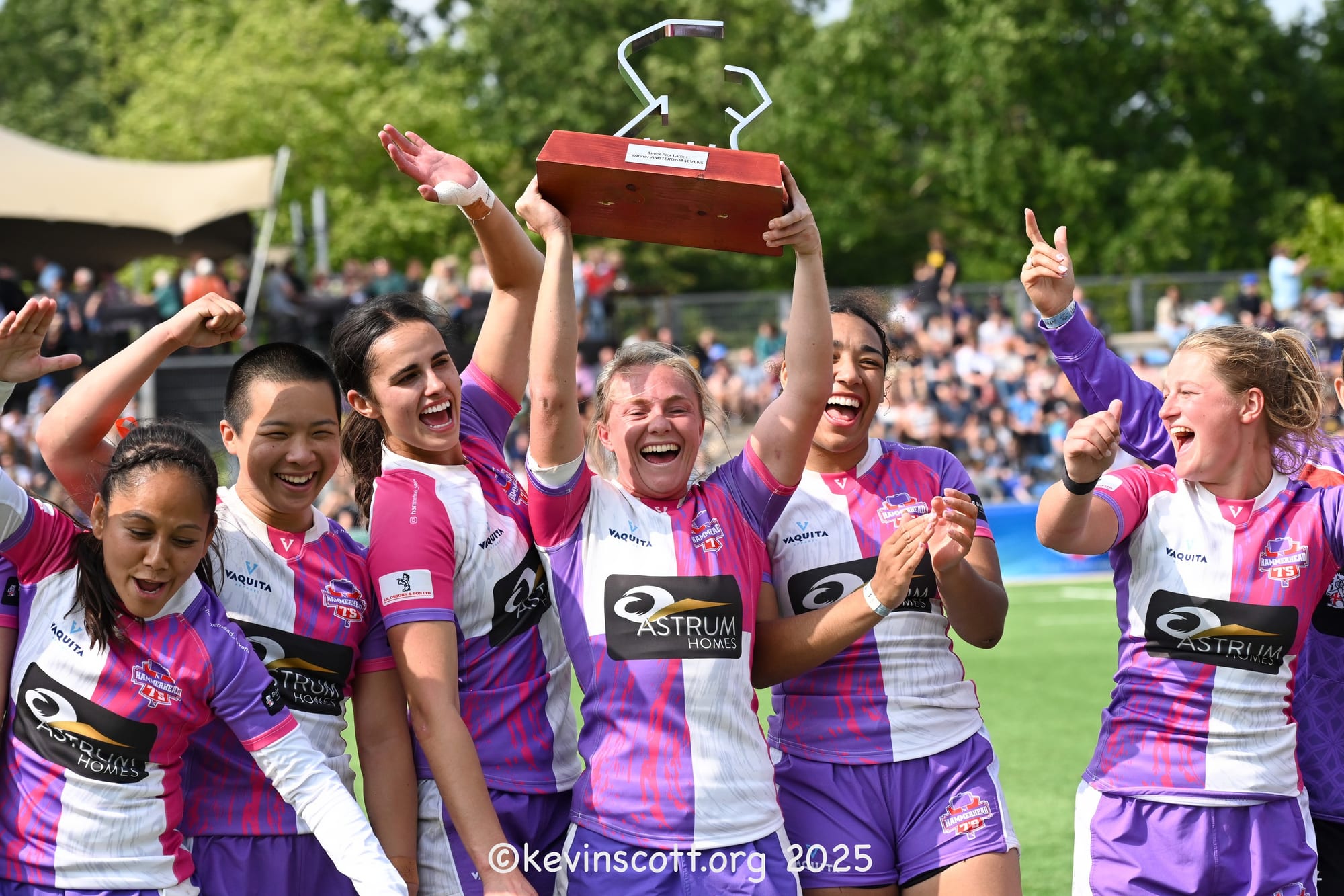 Women’s Elite Pier winners lifting the trophy at the 2025 Amsterdam Sevens
