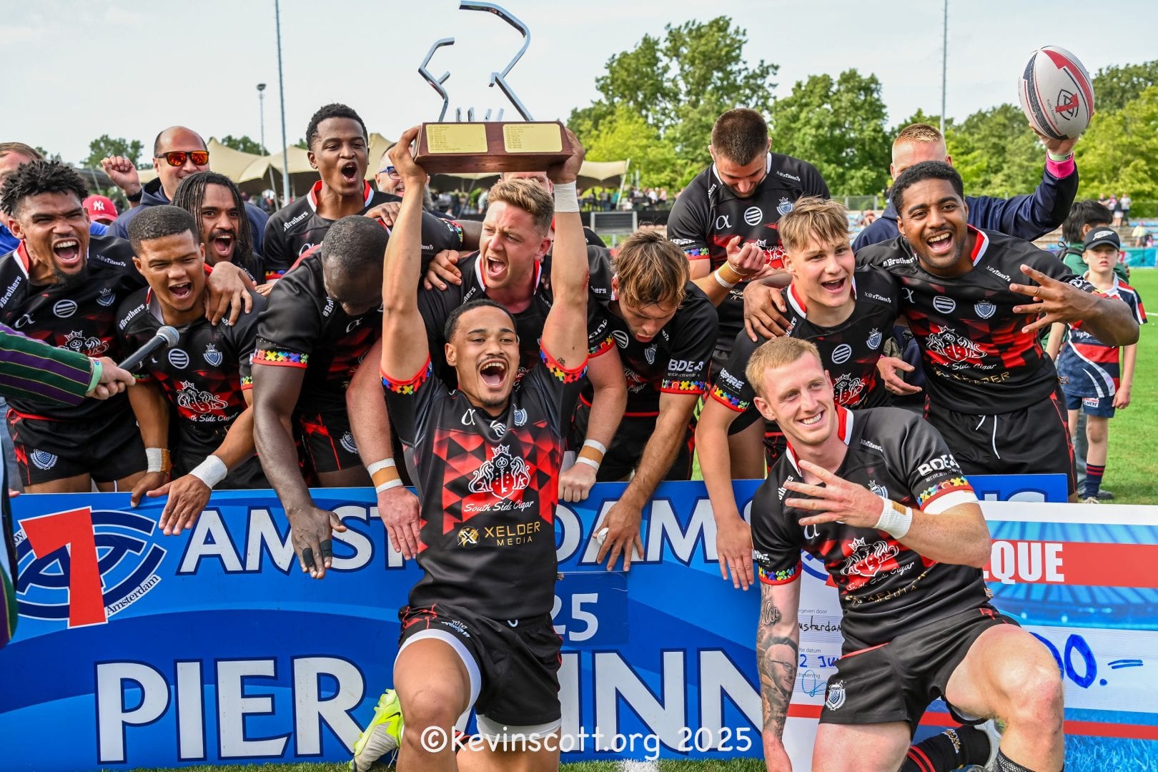 The winning side lifting the trophy at the Amsterdam Sevens 2025 Elite Pier final