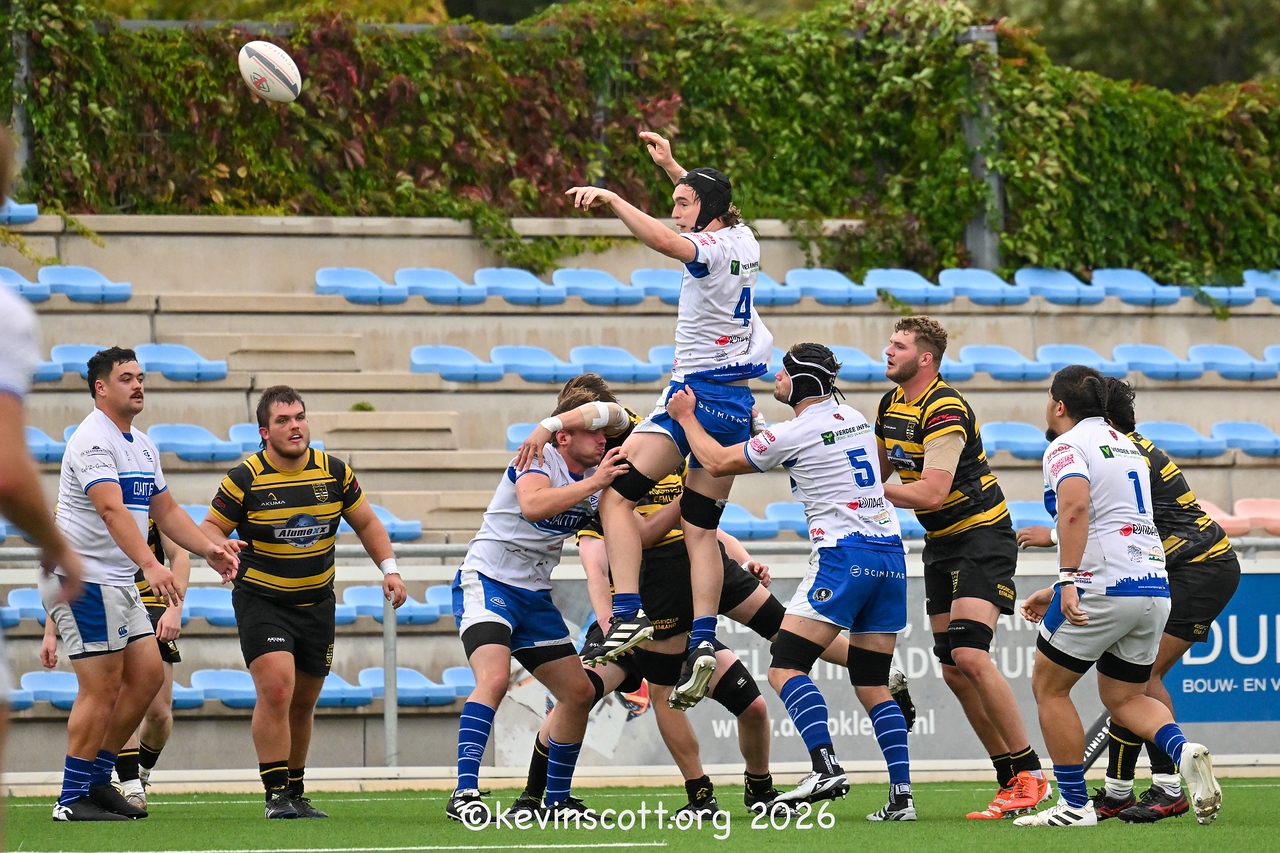 AAC players in white-and-blue kit lift a jumper in a line-out against RC Eemland.